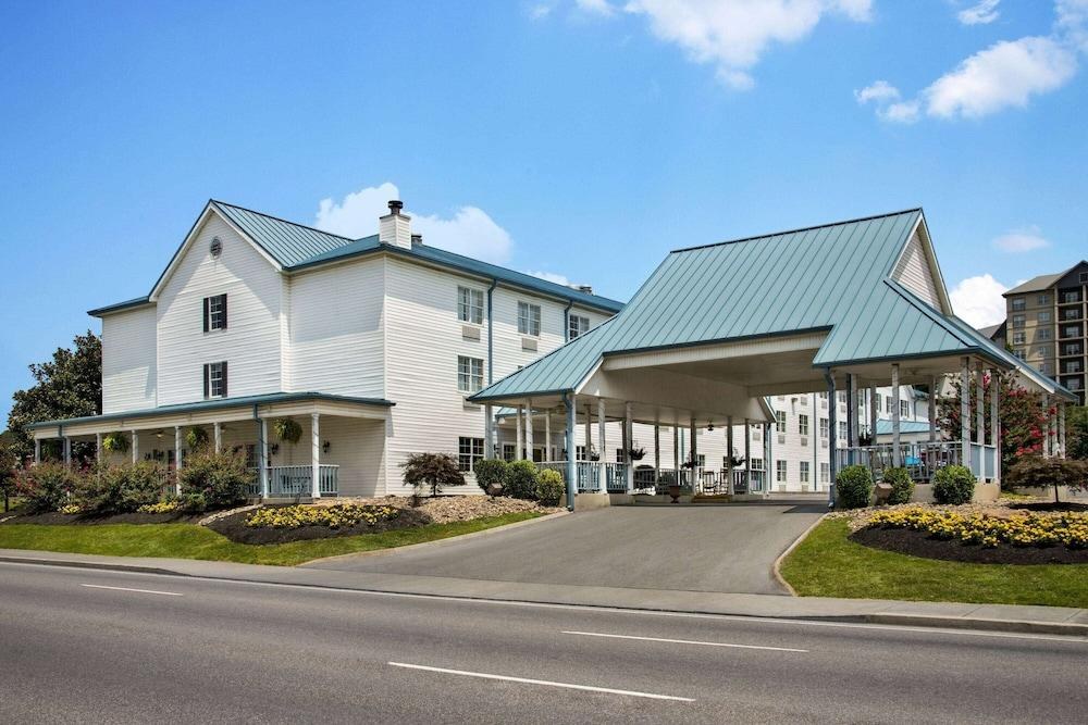 Ramada by Wyndham Pigeon Forge North photo 2