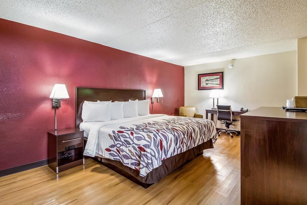 Red Roof Inn Houston East ¿ I-10 photo 3