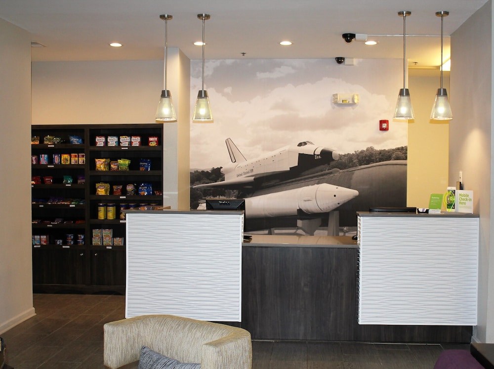 La Quinta Inn & Suites Huntsville Airport Madison photo 1