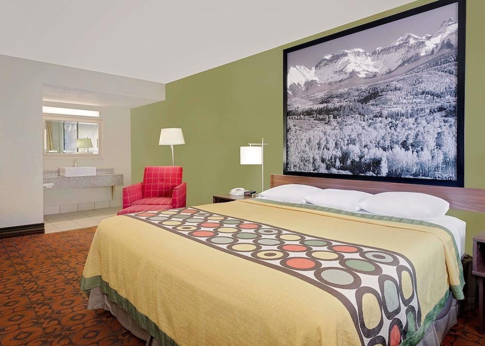 SUPER 8 BY WYNDHAM DENVER CENTRAL photo 4