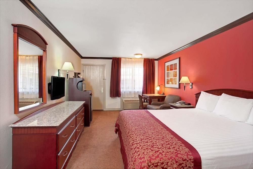 Ramada by Wyndham Pasadena photo 3