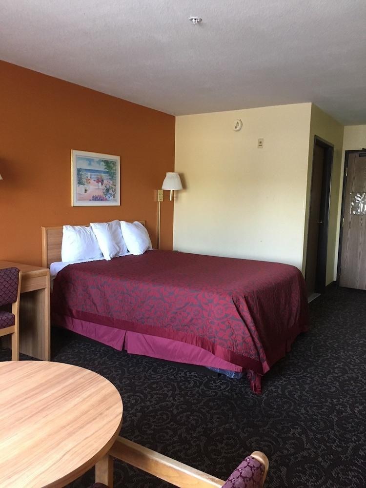 Days Inn by Wyndham Phoenix North photo 3