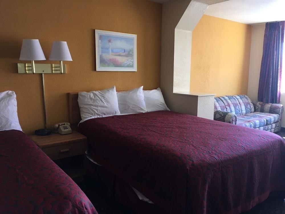 Days Inn by Wyndham Phoenix North photo 4