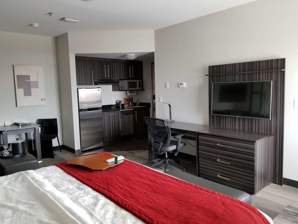 Best Western Plus Airport Inn & Suites photo 1