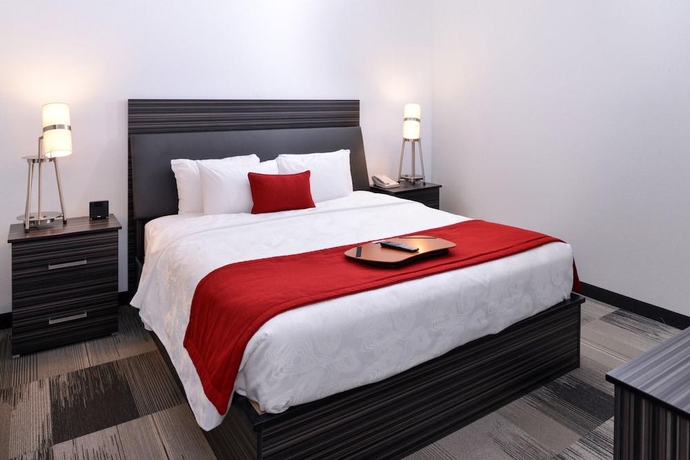 Best Western Plus Airport Inn & Suites photo 2