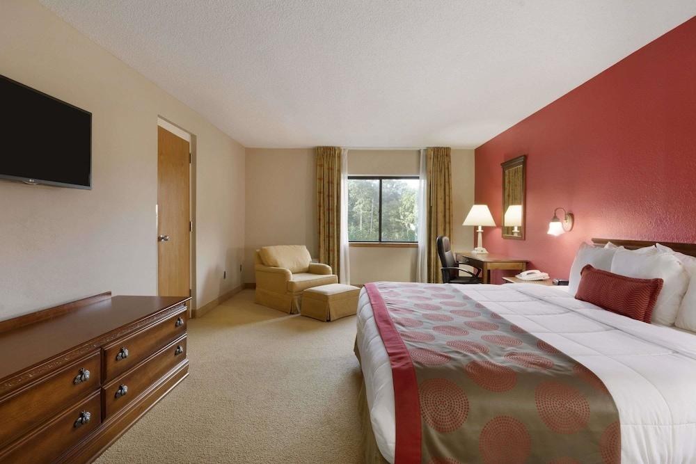 Ramada by Wyndham Raleigh photo 3