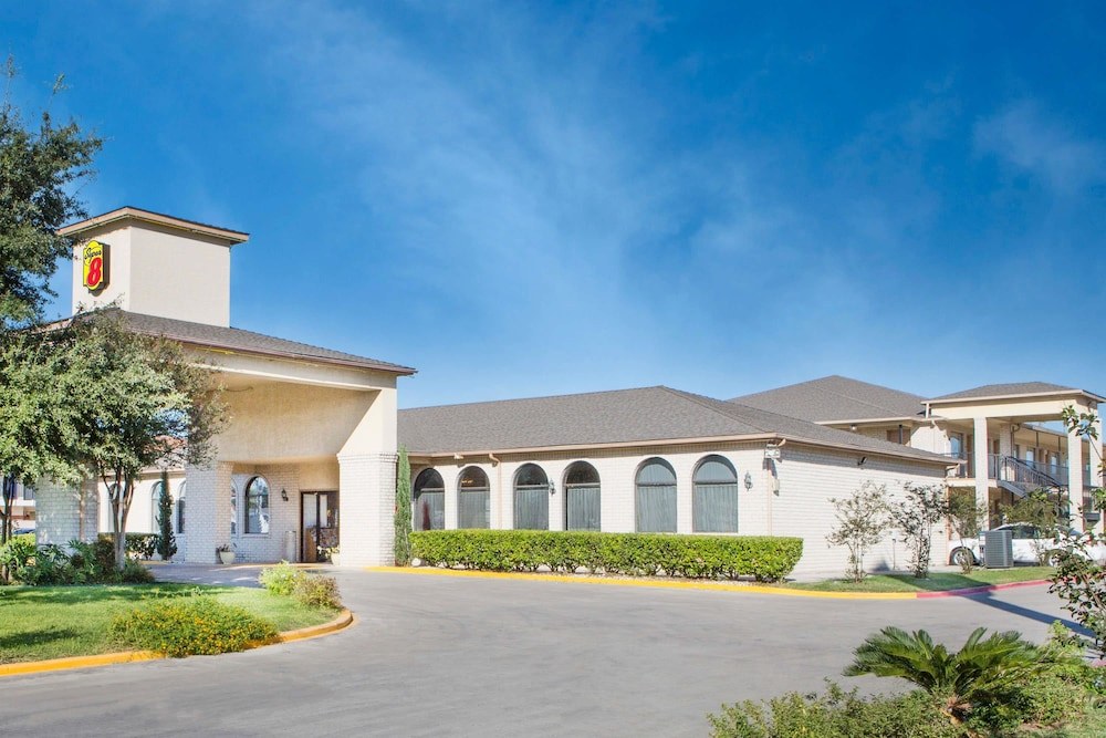 Super 8 by Wyndham San Antonio at I-10