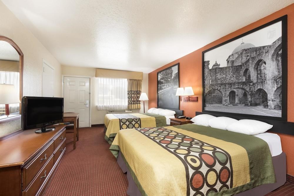 Super 8 by Wyndham San Antonio at I-10 photo 3