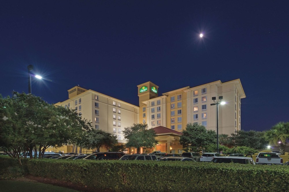 La Quinta Inn and Suites San Antonio Airport
