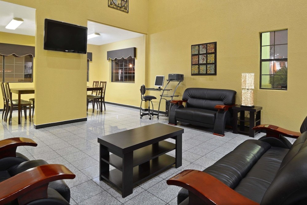 Super 8 by Wyndham San Antonio/Riverwalk Area photo 1