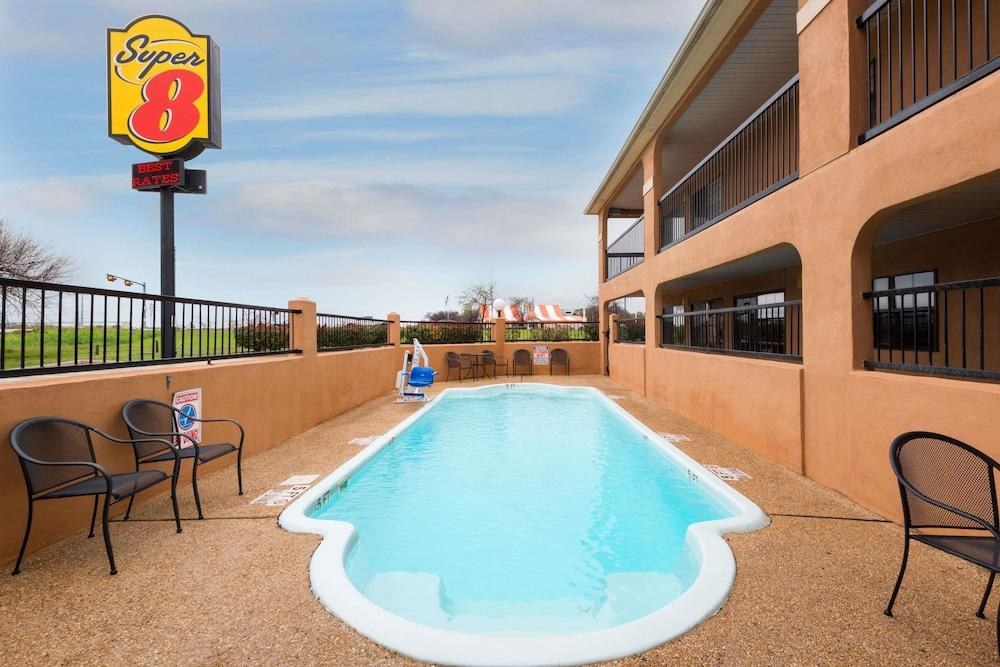 Super 8 by Wyndham San Antonio/Riverwalk Area photo 2
