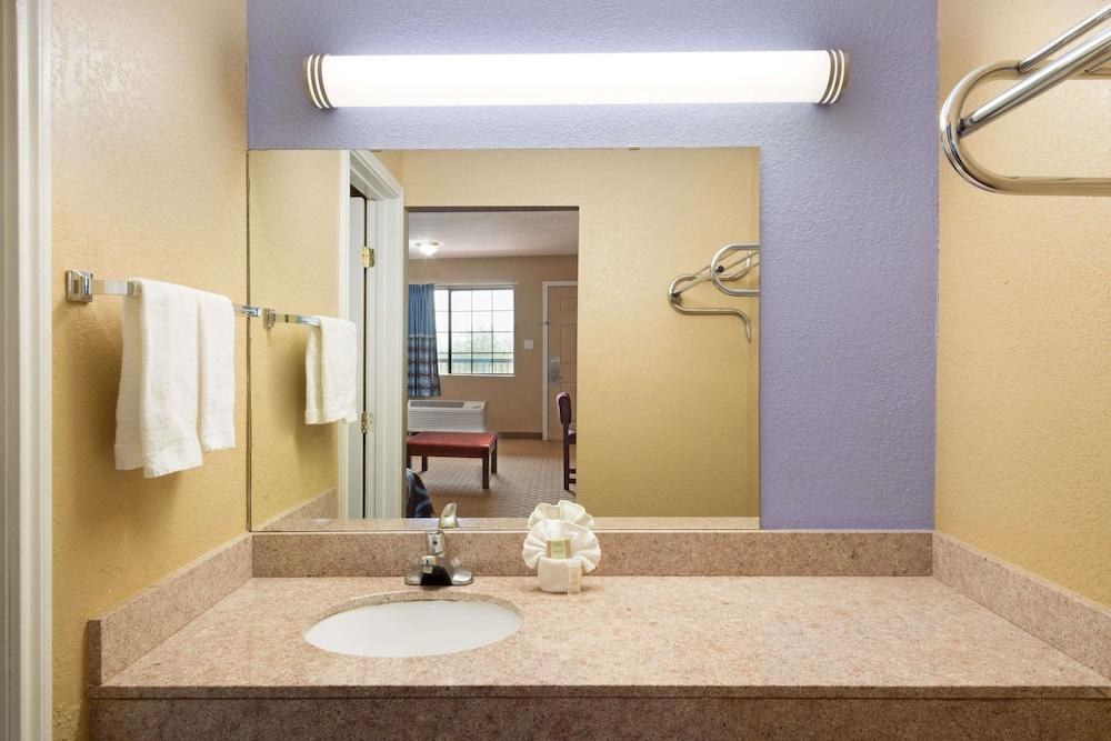 Super 8 by Wyndham San Antonio/Riverwalk Area photo 4