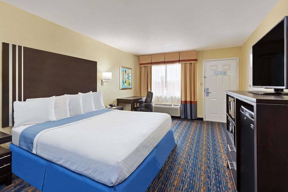 Days Inn by Wyndham San Antonio Northwest/Seaworld photo 2