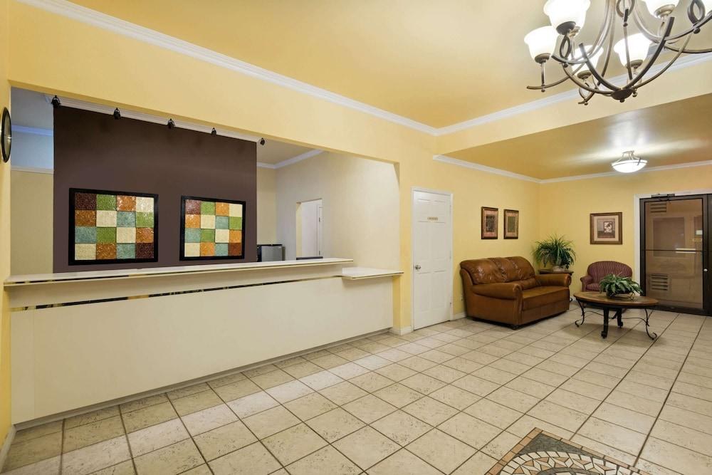 Days Inn by Wyndham San Antonio Northwest/Seaworld photo 4