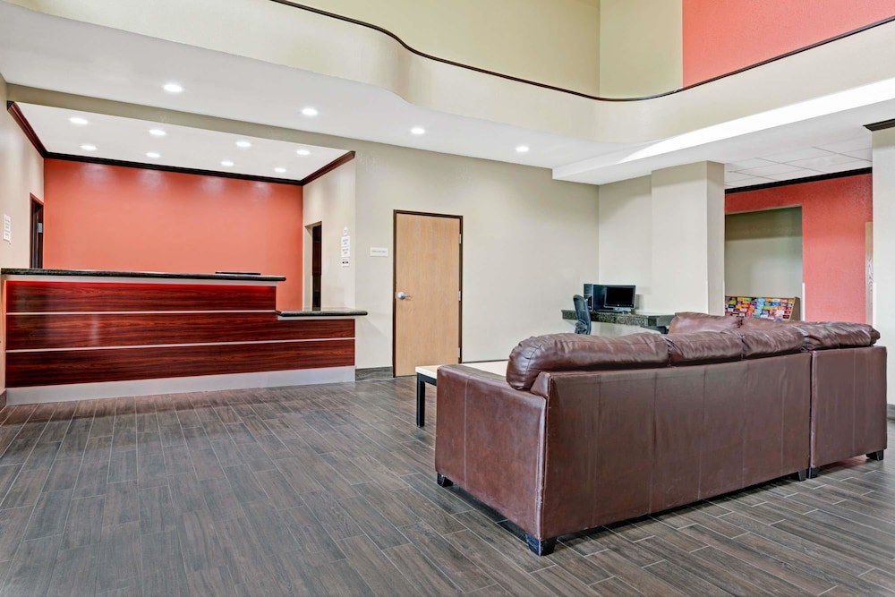 Super 8 by Wyndham San Antonio/Alamodome Area photo 1