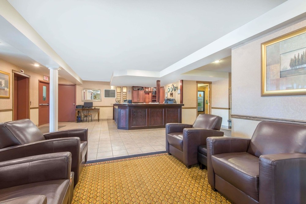 Ramada by Wyndham Lloydminster photo 1