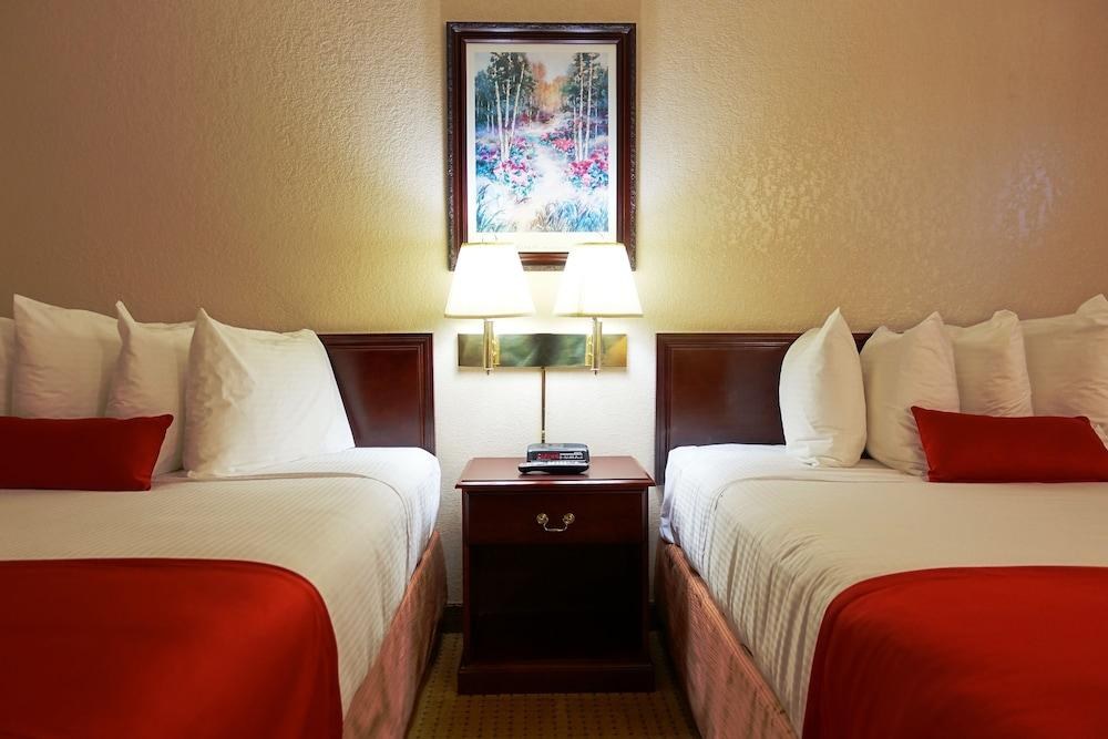 Ramada by Wyndham Lloydminster photo 2