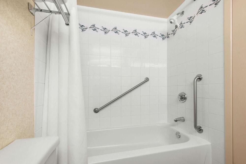 Ramada by Wyndham Lloydminster photo 3