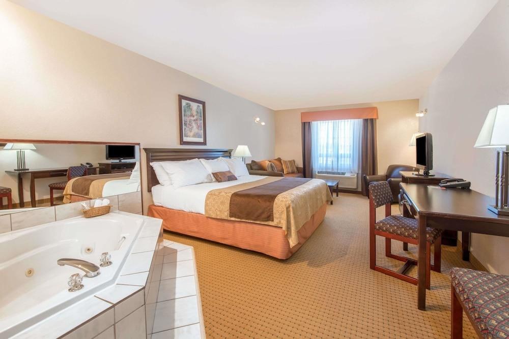Ramada by Wyndham Lloydminster photo 4