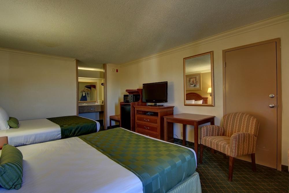 Ramada by Wyndham Macon photo 2