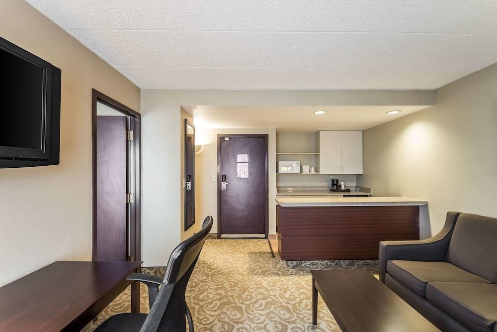 Quality Suites Milwaukee Airport photo 4