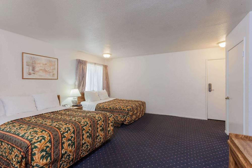 Days Inn by Wyndham Anaheim West photo 3