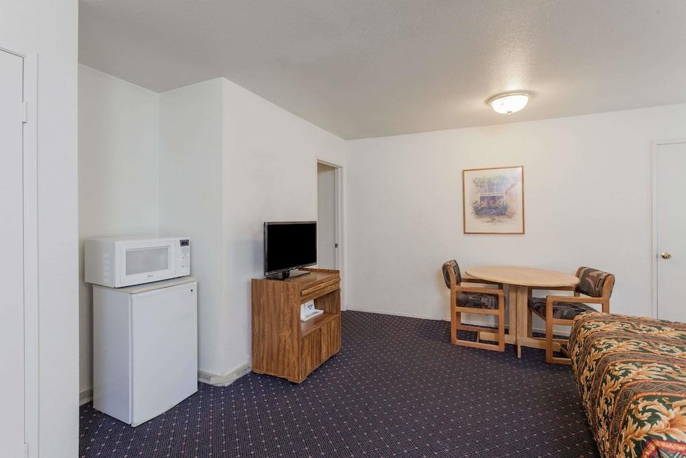 Days Inn by Wyndham Anaheim West photo 4