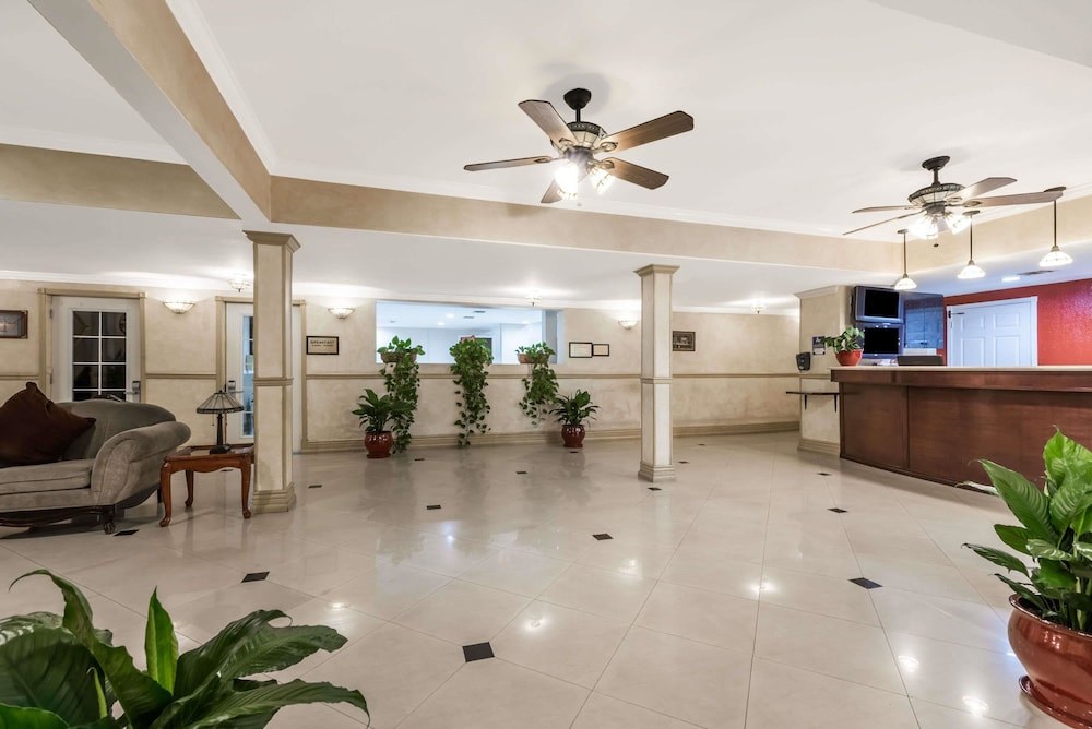 Ramada by Wyndham San Diego Airport photo 1