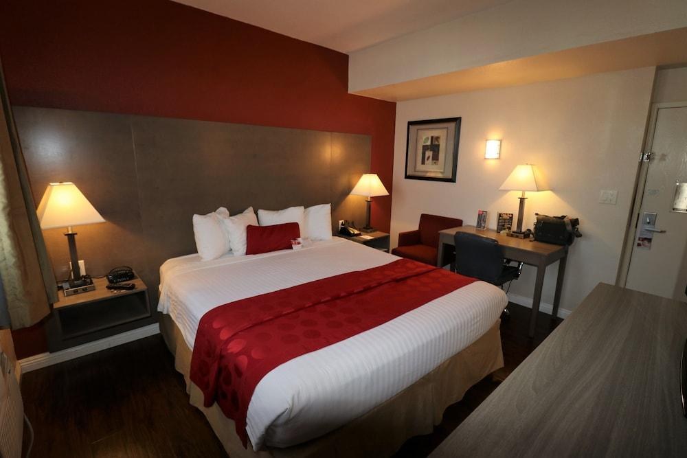Ramada by Wyndham San Diego Airport photo 2