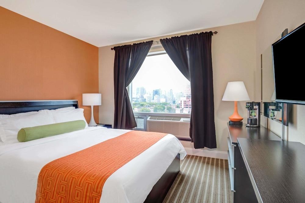 HOWARD JOHNSON BY WYNDHAM LONG ISLAND CITY photo 2