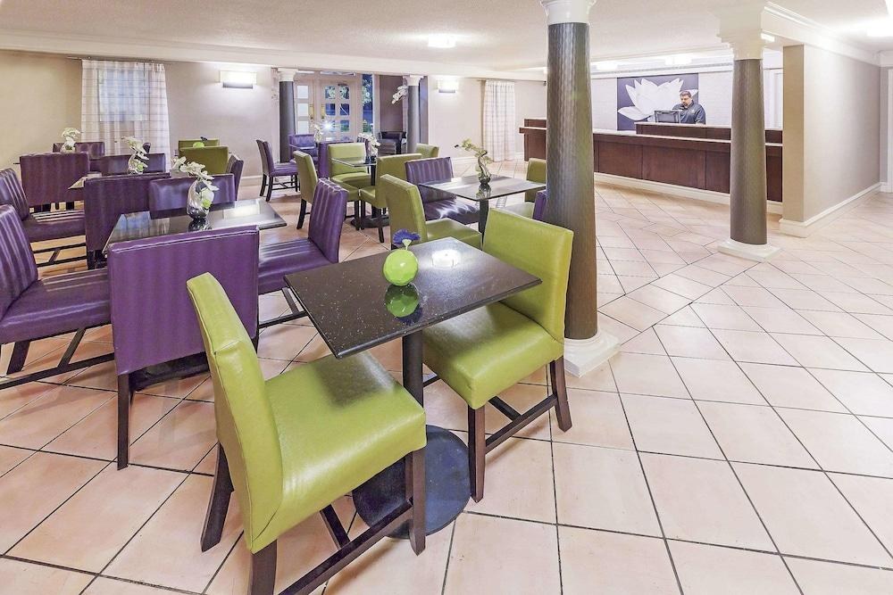 La Quinta Inn by Wyndham San Antonio I-35 N at Toepperwein photo 2