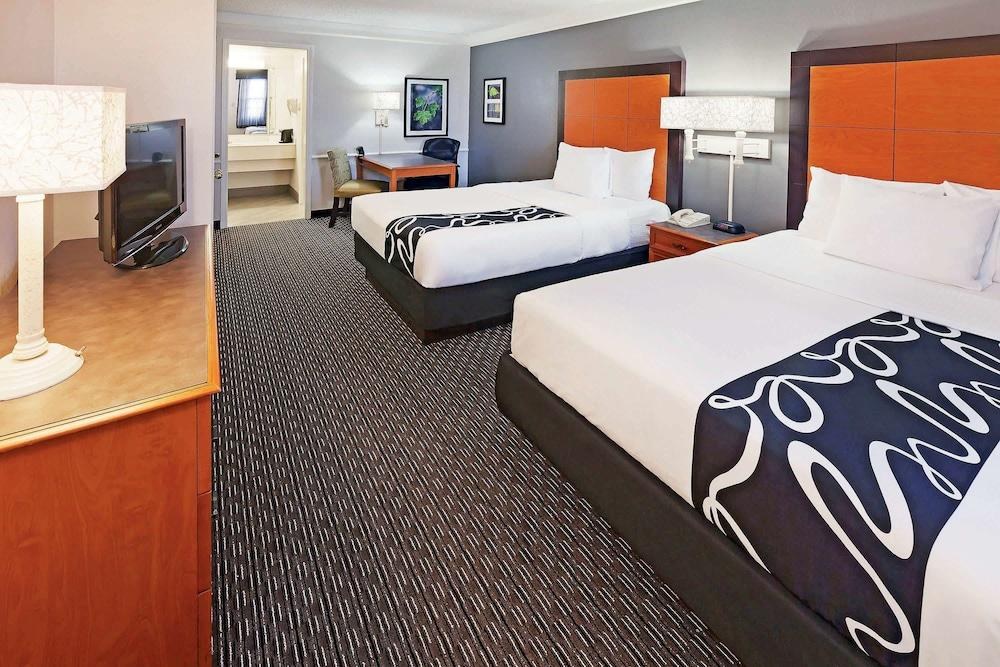 La Quinta Inn by Wyndham San Antonio I-35 N at Toepperwein photo 4