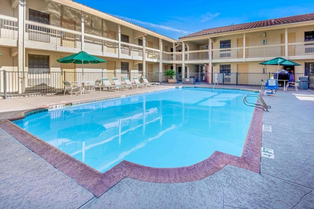 La Quinta Inn San Antonio I-35 at Rittiman Road photo 2