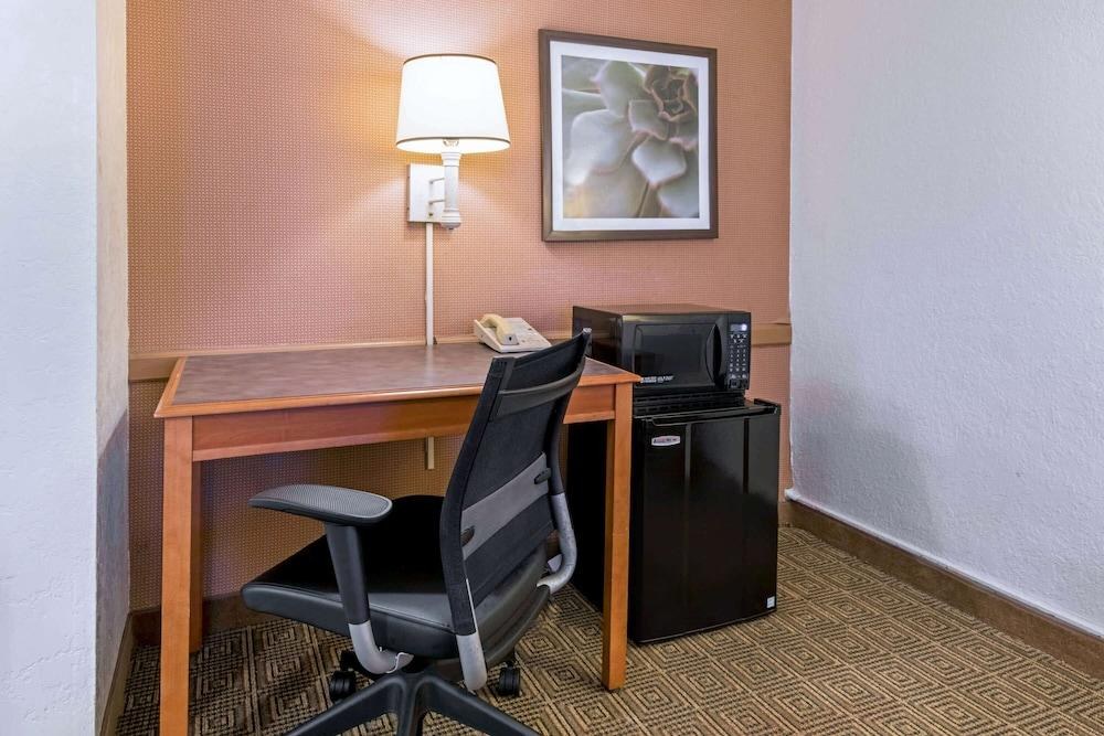 La Quinta Inn San Antonio I-35 at Rittiman Road photo 3