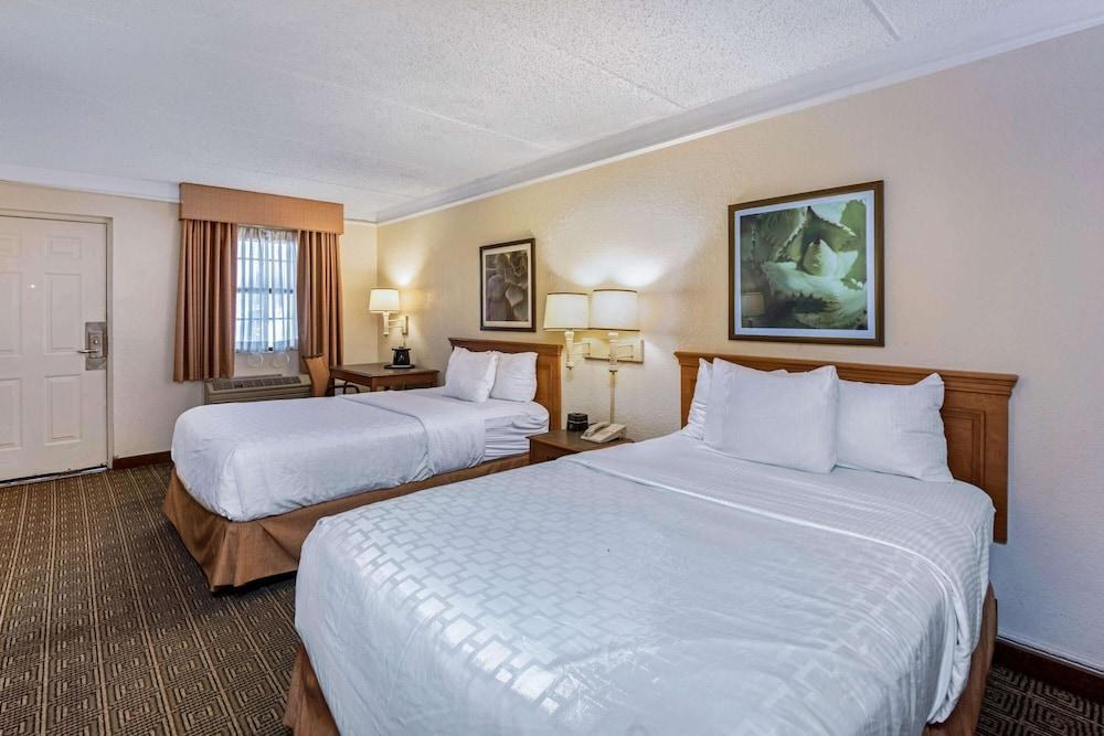 La Quinta Inn San Antonio I-35 at Rittiman Road photo 4