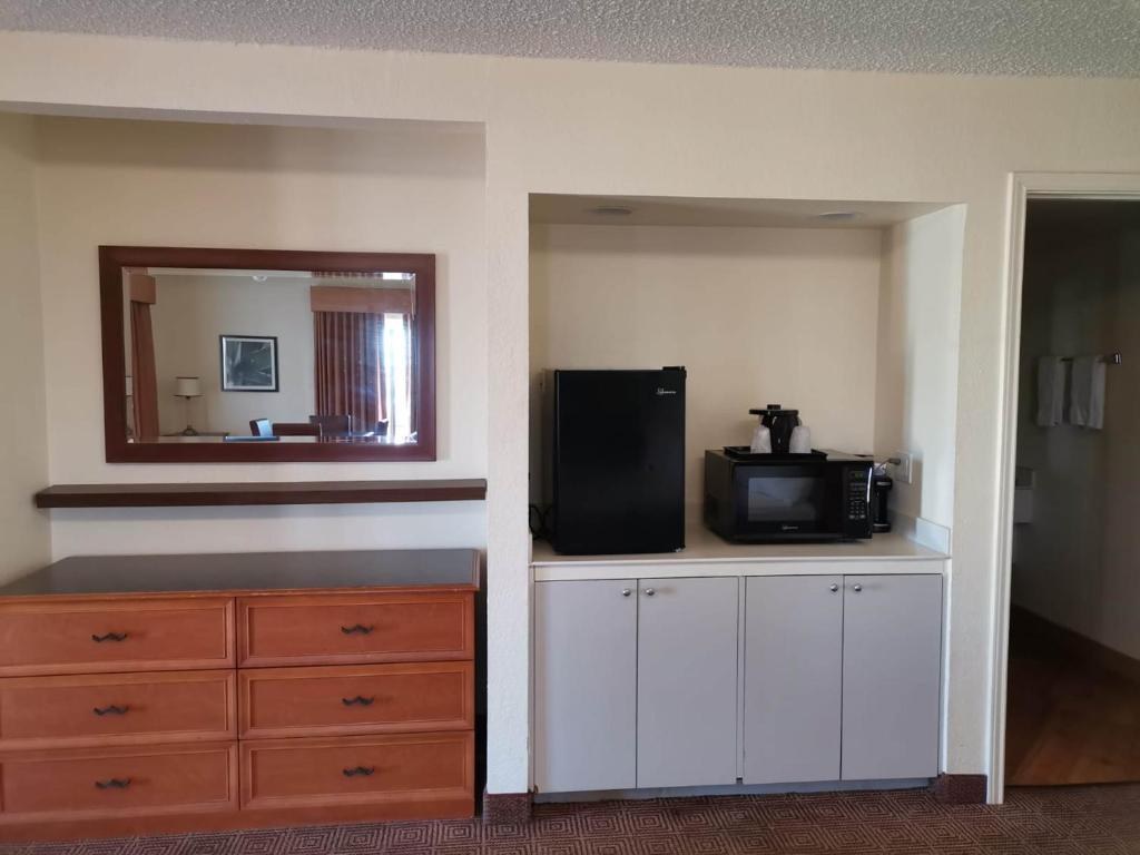 Super 8 by Wyndham San Antonio Near SeaWorld Ingram Park photo 3