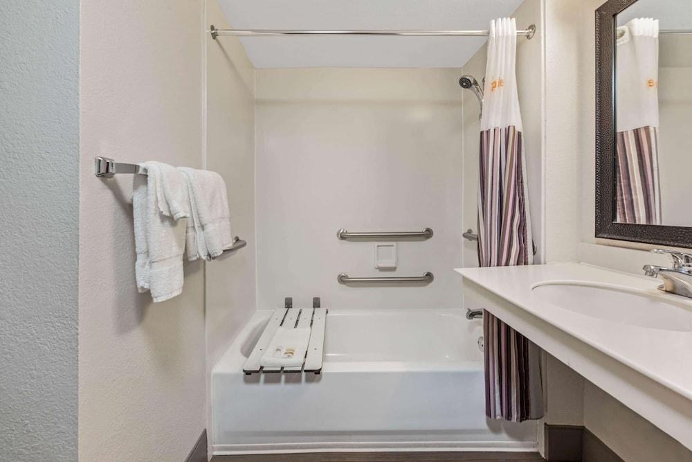 La Quinta Inn Airport North photo 3
