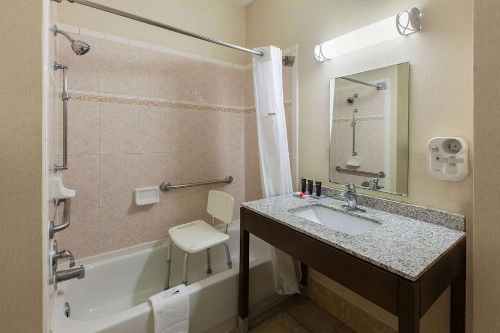 Wingate by Wyndham Houston Willowbrook photo 3