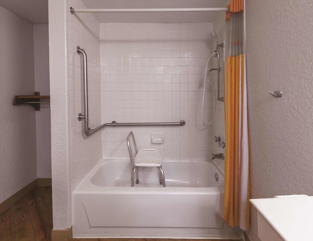 Travelodge by Wyndham Houston Cy-Fair photo 4