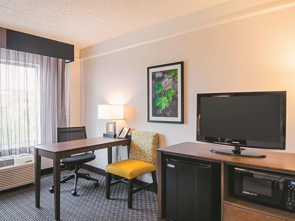 La Quinta Inn & Suites by Wyndham Denver Airport DIA photo 1