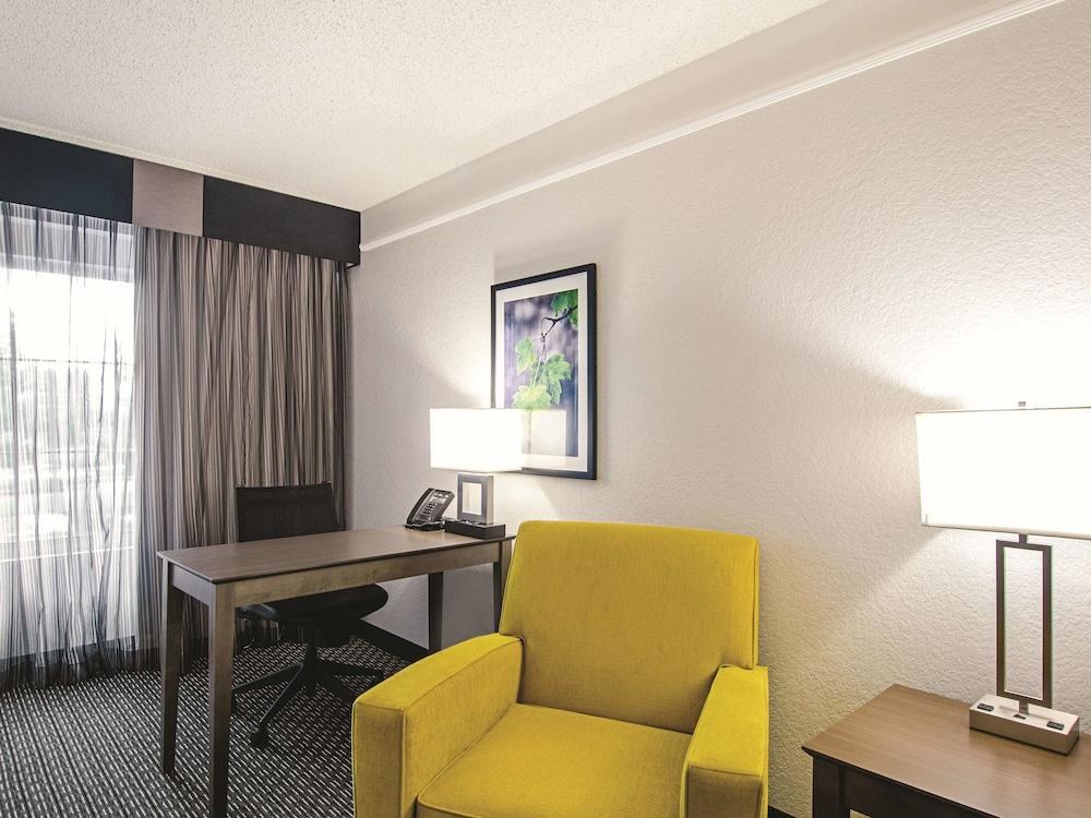 La Quinta Inn & Suites by Wyndham Denver Airport DIA photo 2