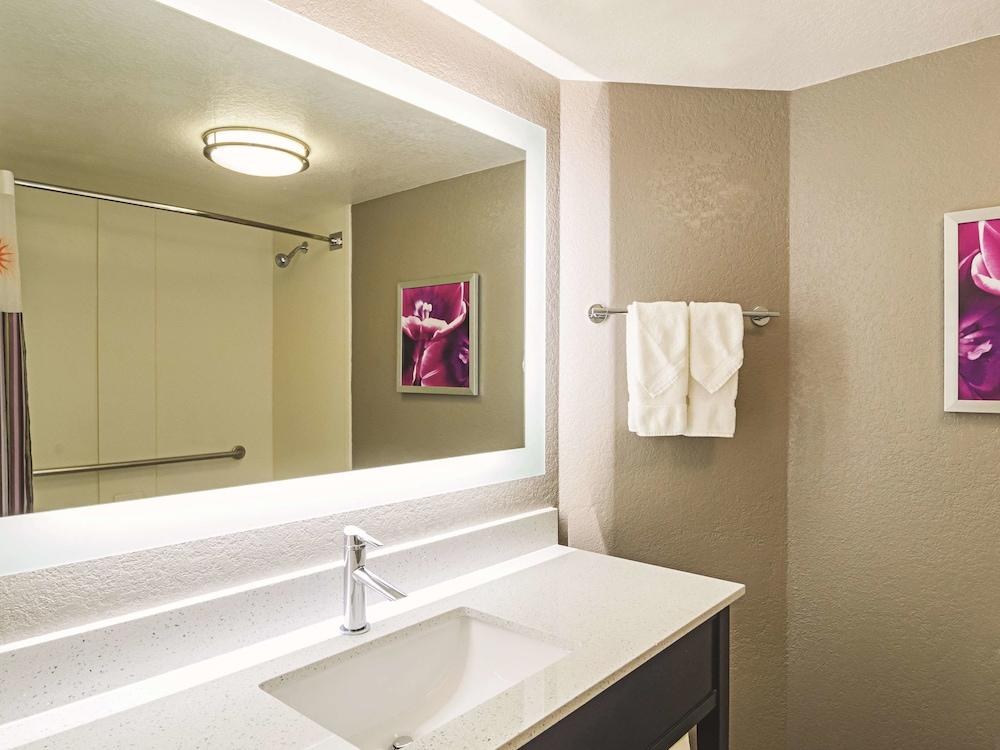 La Quinta Inn & Suites by Wyndham Denver Airport DIA photo 3