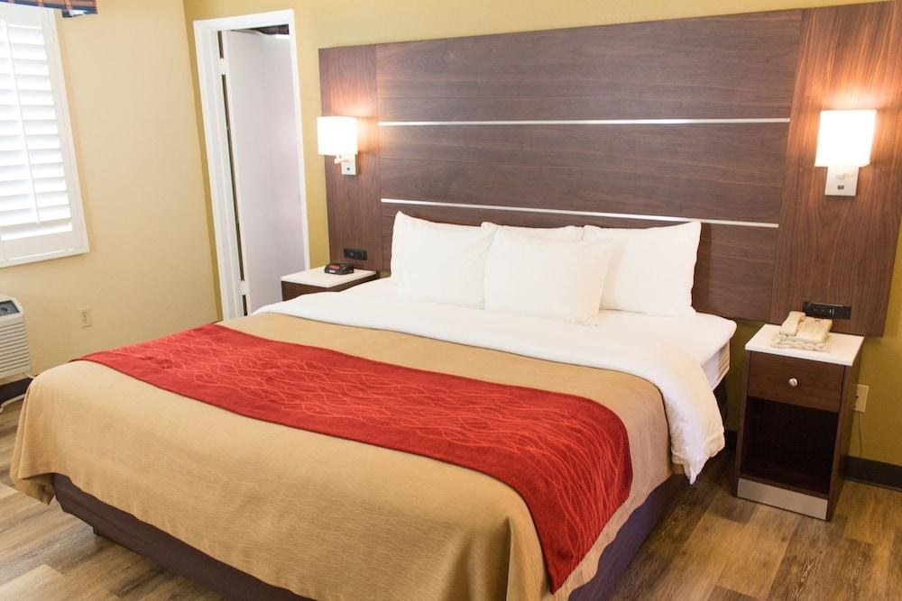 Comfort Inn San Diego Airport At The Harbor photo 2