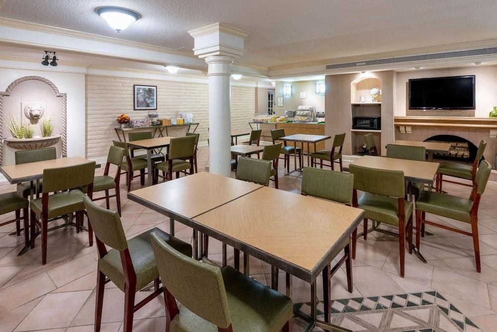 La Quinta Inn by Wyndham Deerfield Beach I-95 at Hillsboro E photo 2
