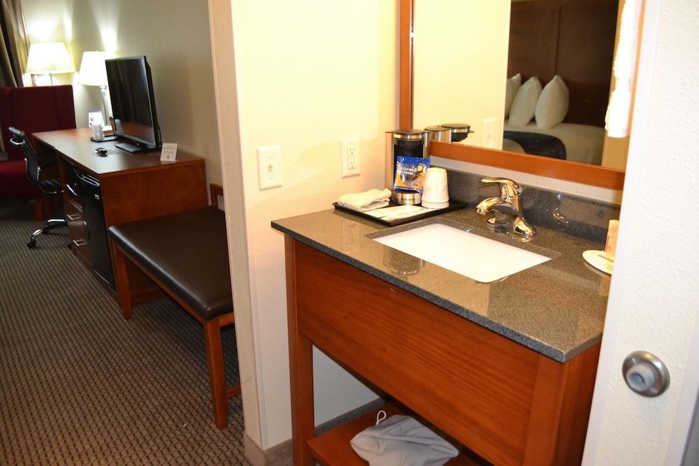 Baymont by Wyndham Grand Forks photo 2