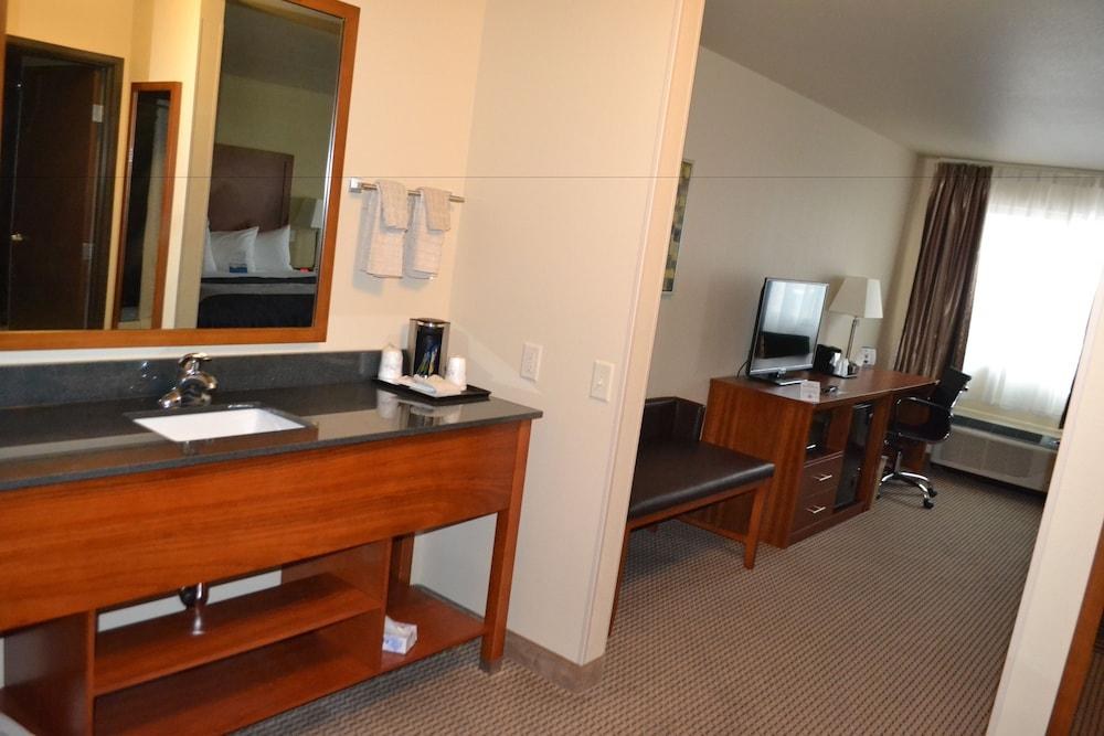 Baymont by Wyndham Grand Forks photo 3