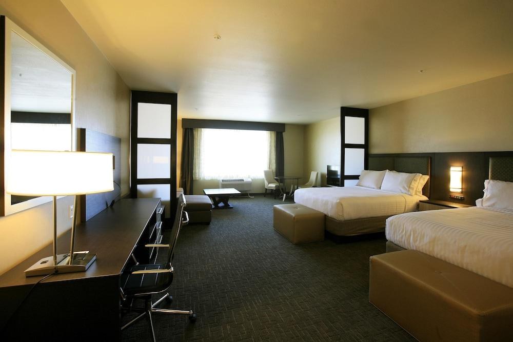Holiday Inn Express & Suites Anaheim Resort Area By IHG photo 1