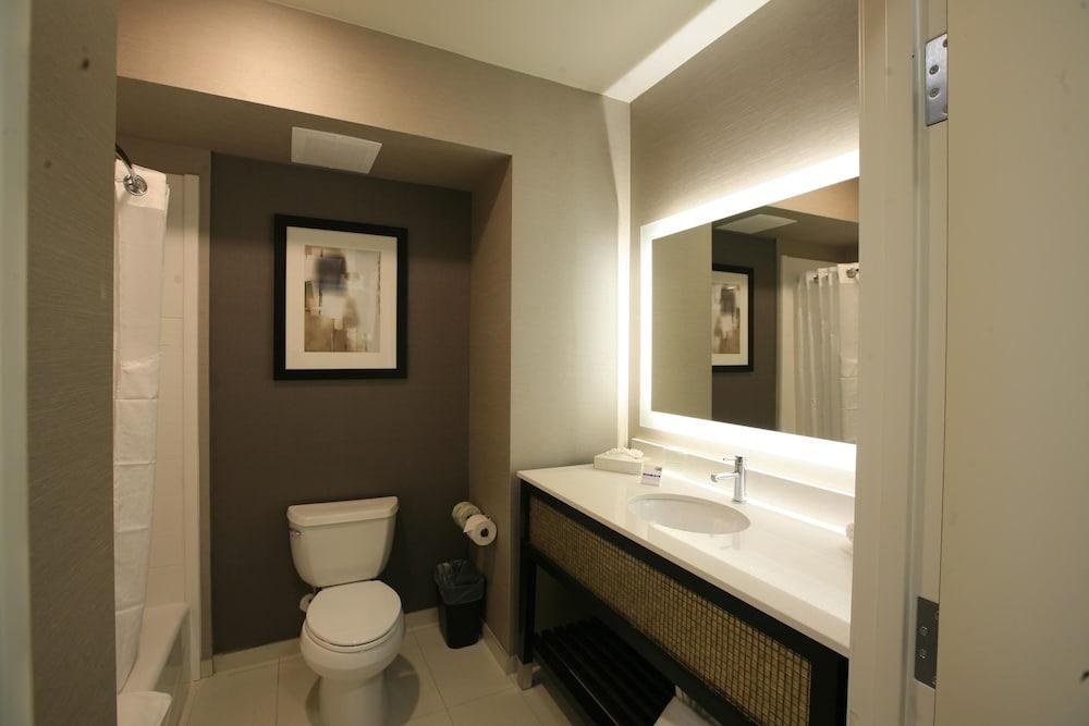 Holiday Inn Express & Suites Anaheim Resort Area By IHG photo 3