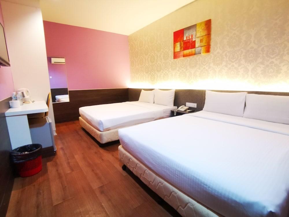 Canary Hotel photo 2