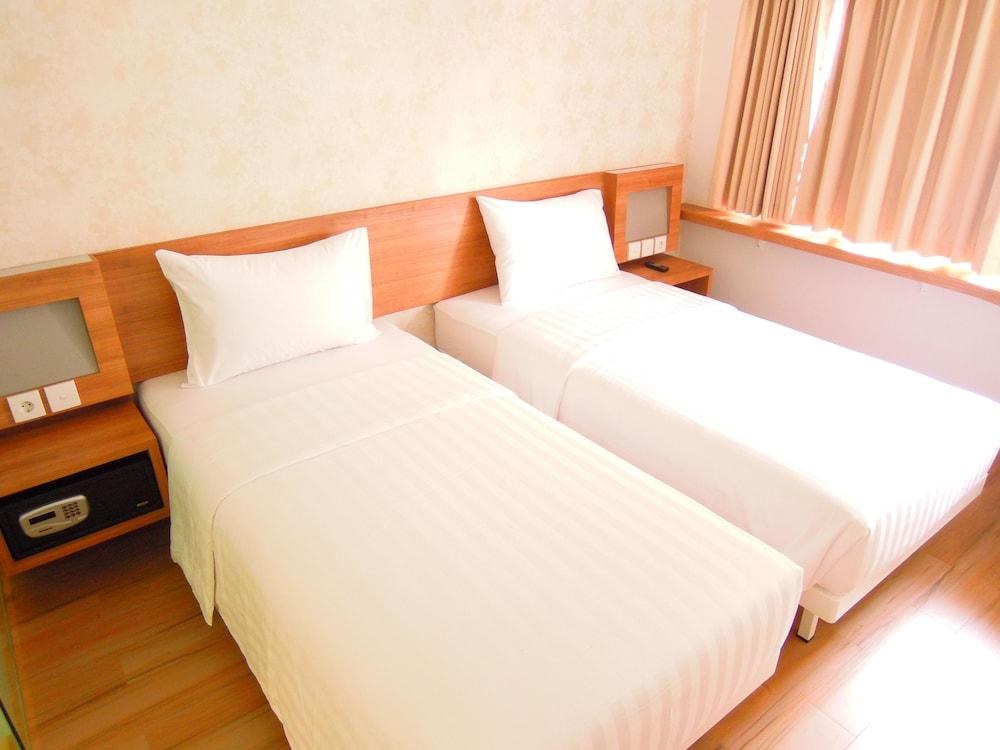 Whiz Hotel Cikini Jakarta photo 1